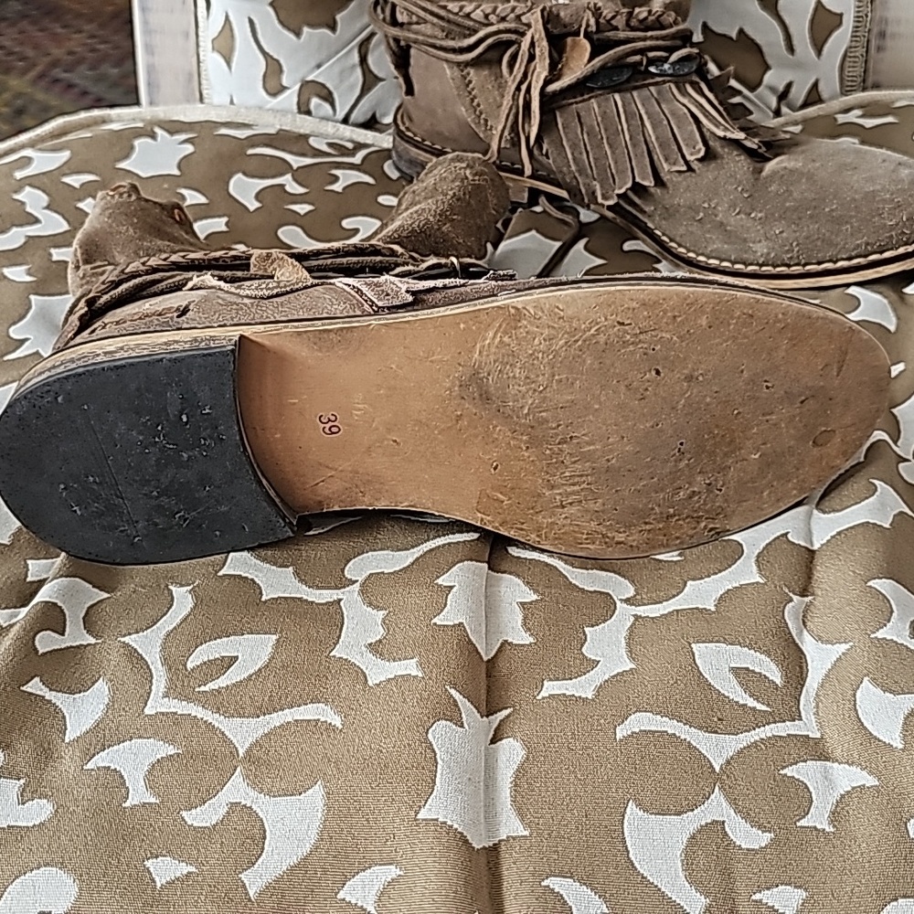 Boots - Picture 3 of 5